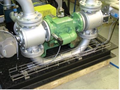 Metal bir çerçeve üzerine monte edilmiş, üzerinde birkaç gümüş boru bulunan, yeşil motor kapaklı endüstriyel bir pompa.